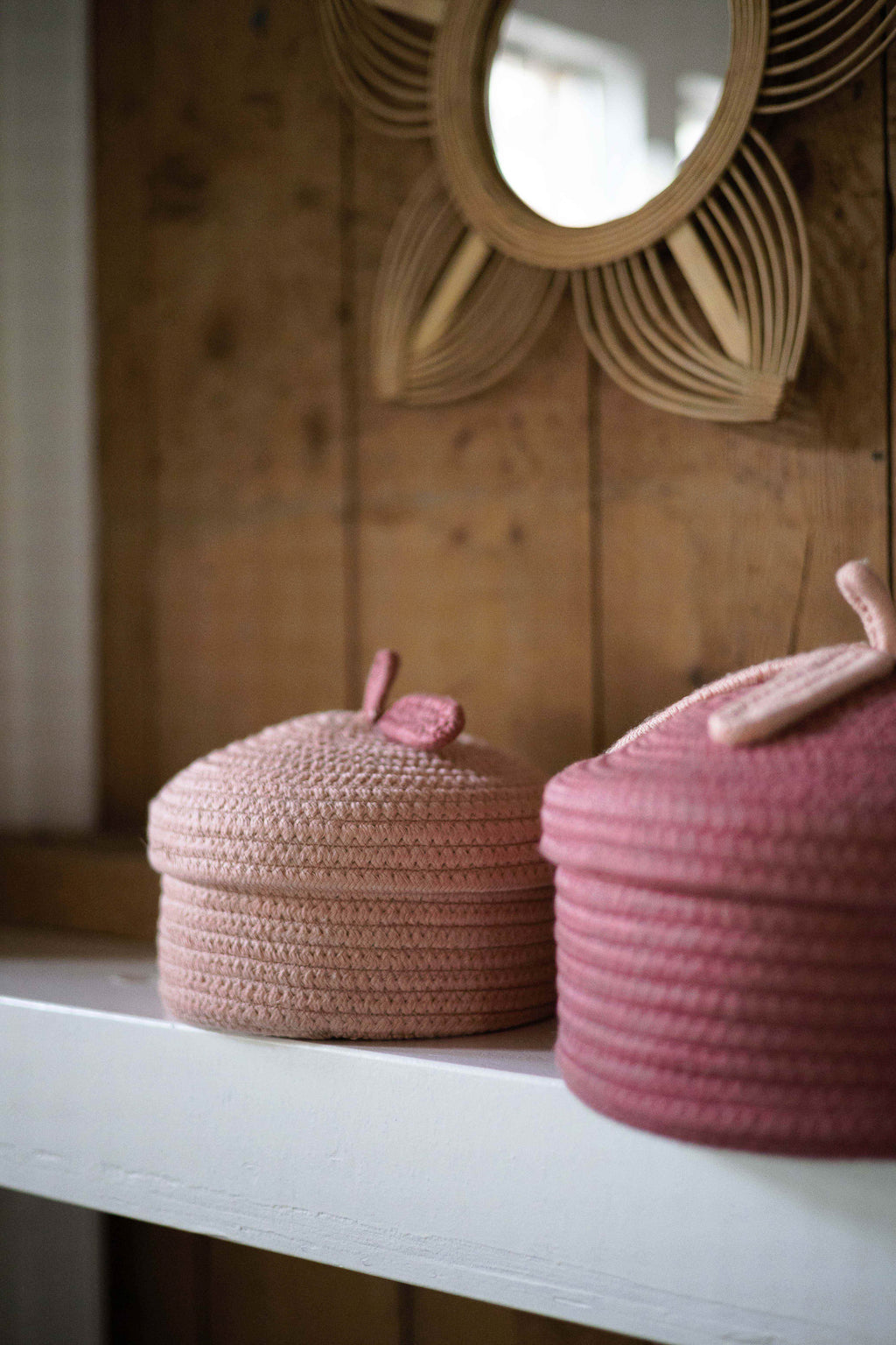 Bowie, pink baskets