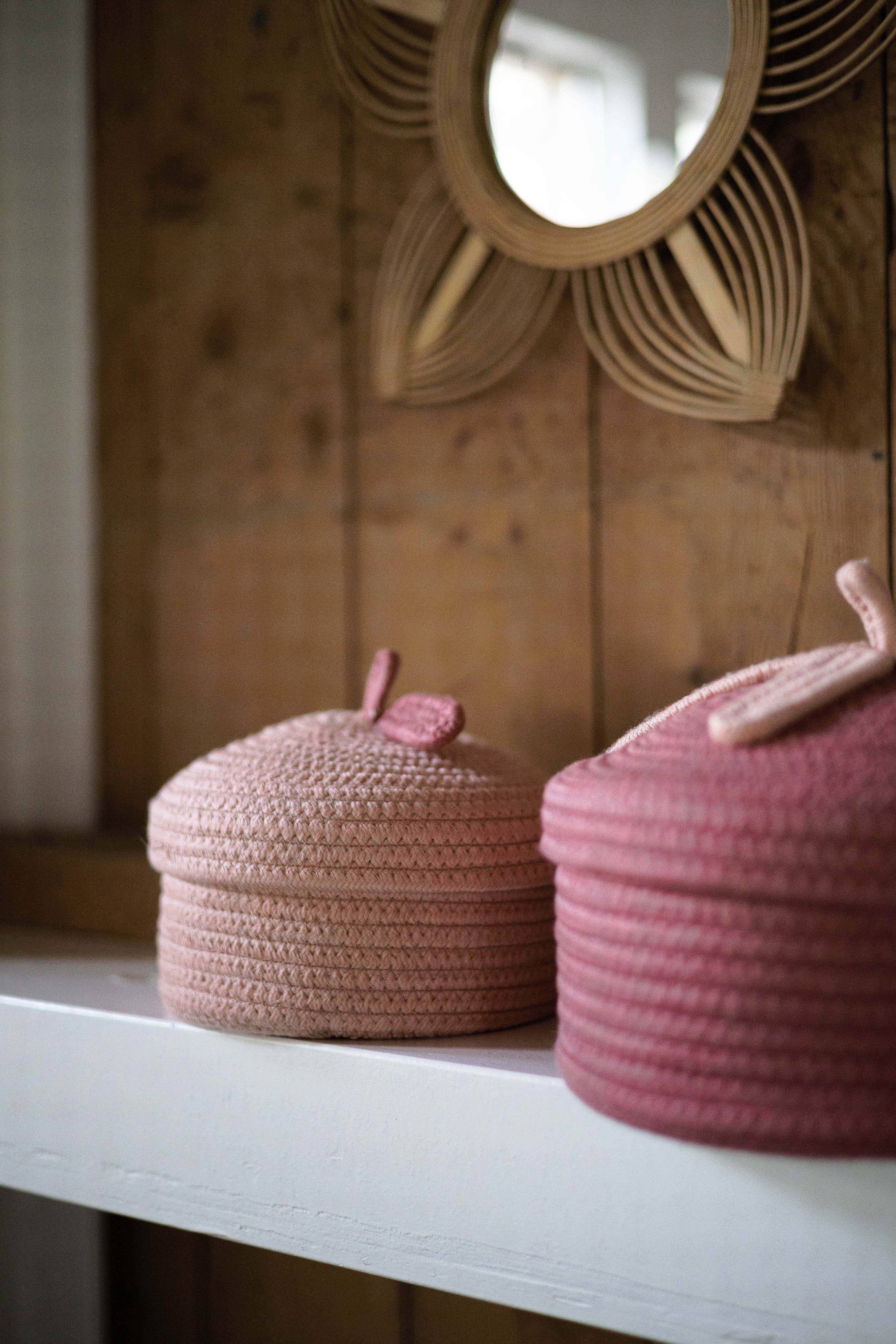 Bowie, pink baskets